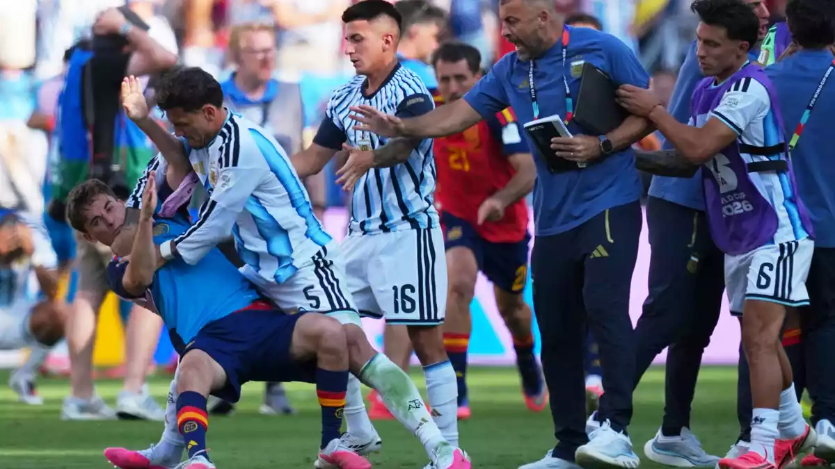 Gavi (l) und Leandro Paredes (2.v.l.) gerieten nach dem WM-Finale aneinander. (Archivbild) - Bild: Julio Cortez/AP/dpa