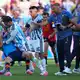 Gavi (l) und Leandro Paredes (2.v.l.) gerieten nach dem WM-Finale aneinander. (Archivbild) - Bild: Julio Cortez/AP/dpa