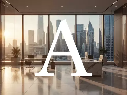 Abstraktes, professionelles Bürointerieur mit Blick auf eine moderne Finanzmetropole bei Sonnenuntergang. - Foto: über boerse-global.de