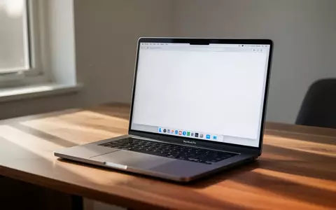 Ein moderner Arbeitsplatz mit einem MacBook Pro auf einem Schreibtisch in einem hellen, professionellen Büro. - Foto: über boerse-global.de