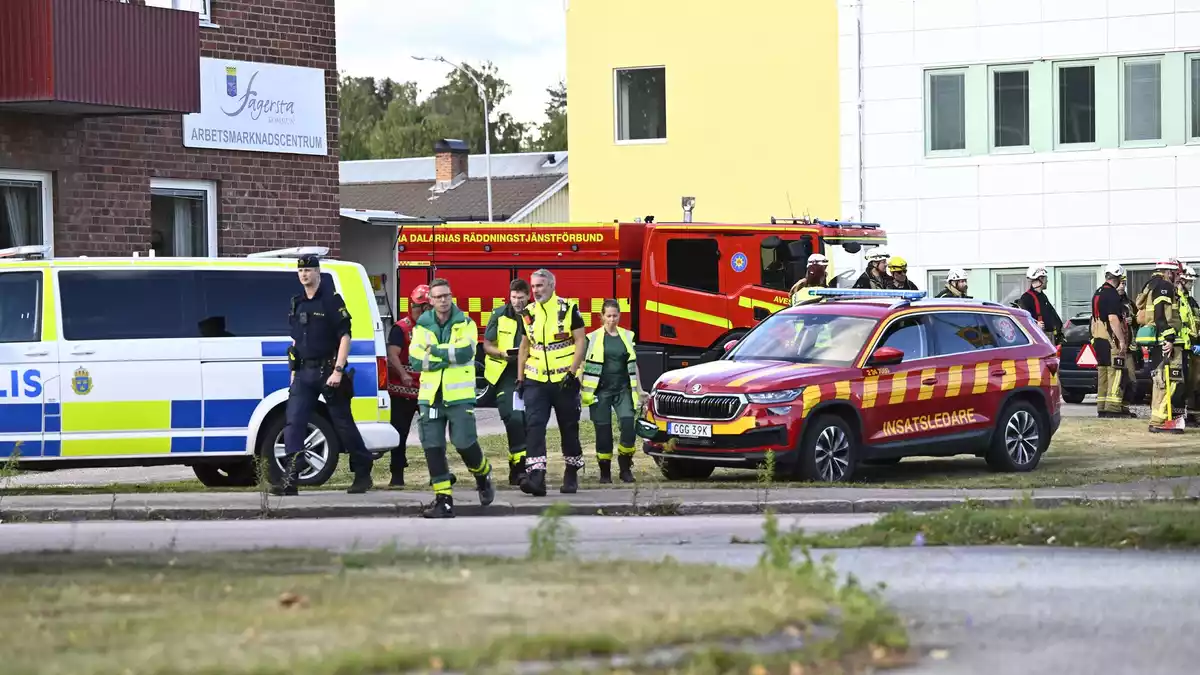 Polizei und Rettungskräfte rückten am Nachmittag zu einer Schule im schwedischen Fagersta aus. - Bild: Fredrik Sandberg/TT News Agency/AP/dpa