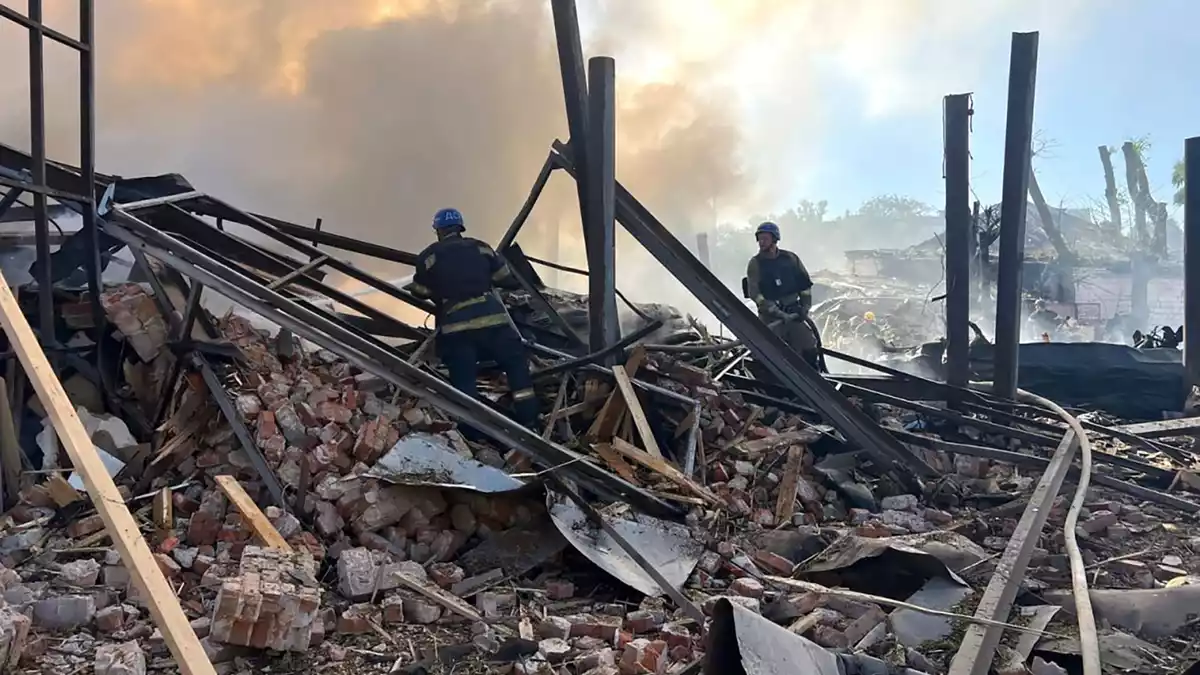 Die Industriestadt Krywyj Rih ist immer wieder Ziel russischer Drohnen- und Raketenangriffe. (Archivbild) - Bild: Uncredited/Ukrainian Emergency Service/AP/dpa