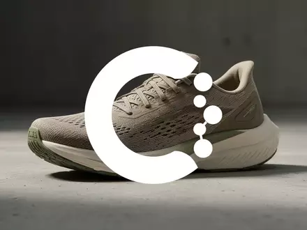 Ein moderner, nachhaltiger Laufschuh auf einer minimalistischen Oberfläche in einer professionellen Produktaufnahme. - Foto: über boerse-global.de