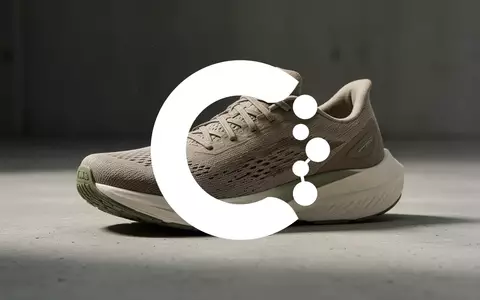 Ein moderner, nachhaltiger Laufschuh auf einer minimalistischen Oberfläche in einer professionellen Produktaufnahme. - Foto: über boerse-global.de
