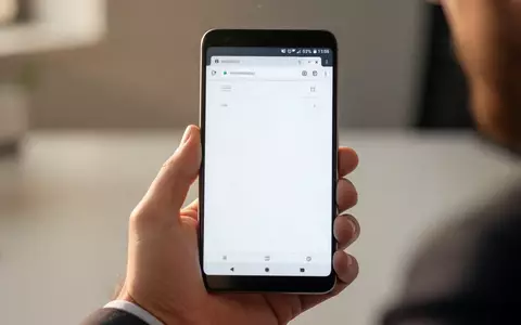 Eine Person hält ein Android-Smartphone mit einem Webbrowser in der Hand, beleuchtet durch natürliches Licht. - Foto: über boerse-global.de