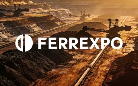 Industrielle Tagebaumine für Eisenerz während der goldenen Stunde mit dramatischem Licht und Erdschichten. - Foto: über boerse-global.de