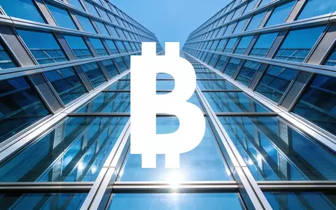 Modernes Glasgebäude, das in den blauen Himmel ragt, als Symbol für Marktwachstum und Aufwärtstrend. - Foto: über boerse-global.de
