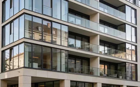 Moderne Architektur eines hochwertigen Wohnbauprojekts bei Tageslicht. - Foto: über boerse-global.de