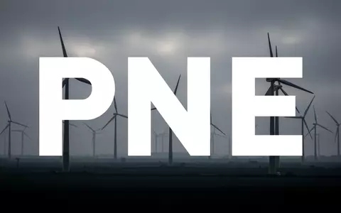 Abstrakte Darstellung von Windkraftanlagen in einer düsteren, bewölkten Landschaft als Symbol für den Energiesektor. - Foto: über boerse-global.de