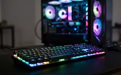 Nahaufnahme einer Gaming-Tastatur mit bunter RGB-Beleuchtung in einem abgedunkelten Raum. - Foto: über boerse-global.de