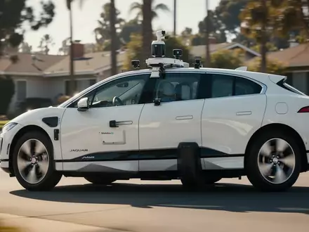 Ein autonomes Waymo-Fahrzeug fährt bei Tageslicht durch eine Wohngegend in Santa Monica. - Foto: über boerse-global.de
