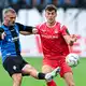 Liefern sich ein umkämpftes Duell: Mannheims Kushtrim Asallari (l) und FCK-Verteidiger Jacob Rasmussen. - Bild: Uwe Anspach/dpa
