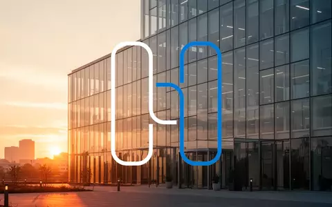 Moderne Glasfassade eines Bürogebäudes im warmen Licht des Sonnenuntergangs als Symbol für Stabilität und Wachstum. - Foto: über boerse-global.de