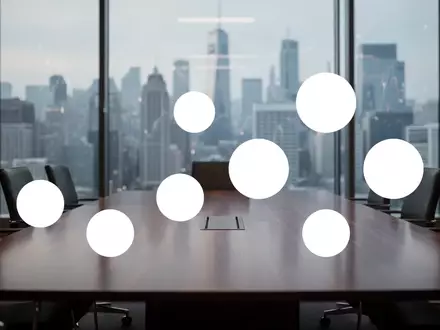 Abstrakte Darstellung eines modernen, professionellen Konferenzraums mit Blick auf eine Finanzmetropole. - Foto: über boerse-global.de