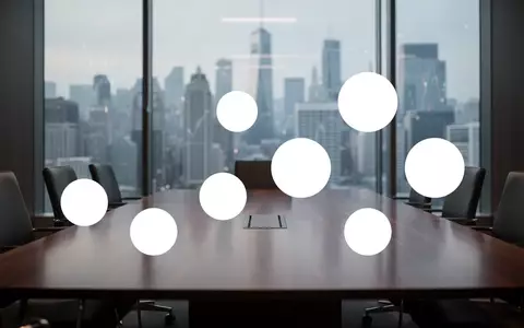 Abstrakte Darstellung eines modernen, professionellen Konferenzraums mit Blick auf eine Finanzmetropole. - Foto: über boerse-global.de