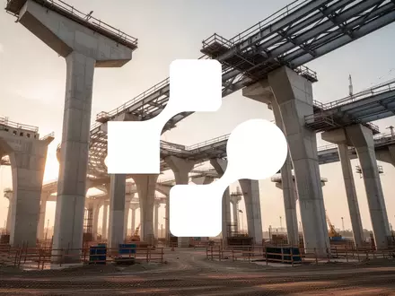 Moderne Infrastrukturbaustelle mit Betonpfeilern und Stahlträgern in der Abendsonne als Symbol für industrielle Stabilität. - Foto: über boerse-global.de