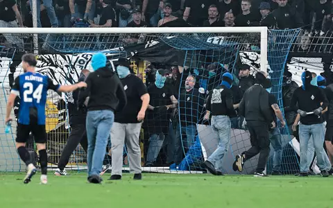 Waldhof-Fans stürmen auf das Feld. - Foto: Uwe Anspach/dpa
