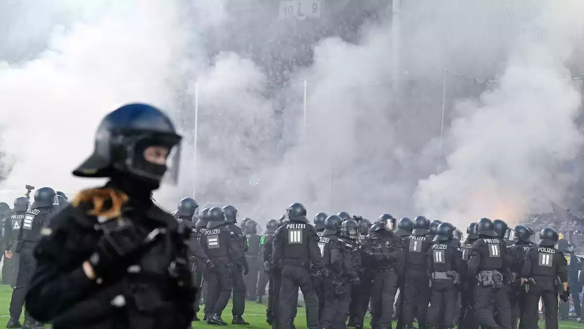 Polizisten mussten während des Spiels eingreifen. - Bild: Uwe Anspach/dpa