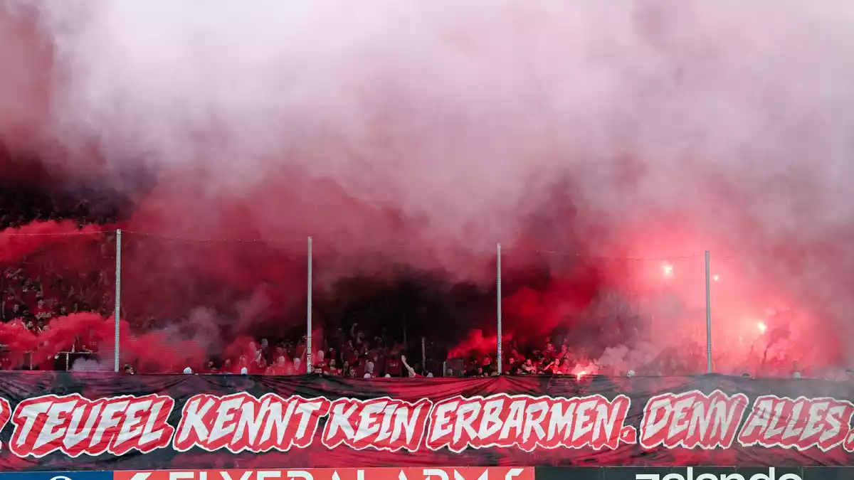 Die FCK-Fans zündeten zahlreiche Feuerwerkskörper und Pyrotechnik. - Bild: Uwe Anspach/dpa