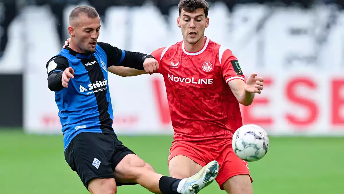 Liefern sich ein umkämpftes Duell: Mannheims Kushtrim Asallari (l) und FCK-Verteidiger Jacob Rasmussen. - Bild: Uwe Anspach/dpa