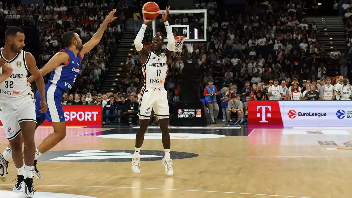 Dennis Schröder und Co. hatten viel Spaß beim Supercup. - Bild: Matthias Stickel/dpa