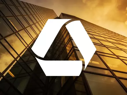 Moderne Glasfassaden von Bankgebäuden im Sonnenuntergang als Symbol für strategische Entscheidungen im Finanzsektor. - Foto: über boerse-global.de