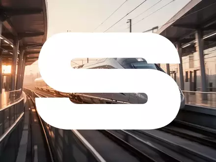 Moderner Triebzug fährt in einen Bahnhof ein, symbolisch für Investitionen und Fortschritt im Schienenverkehr. - Foto: über boerse-global.de