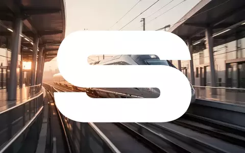 Moderner Triebzug fährt in einen Bahnhof ein, symbolisch für Investitionen und Fortschritt im Schienenverkehr. - Foto: über boerse-global.de