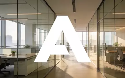 Modernes, helles Büro mit Glaswänden und Blick auf eine Stadt, symbolisiert die Transformation der Arbeitswelt. - Foto: über boerse-global.de