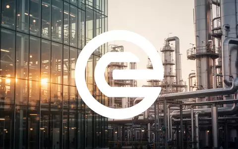 Moderne Industrieanlagen in der Abendsonne als Symbol für industrielles Wachstum und positive Marktstimmung. - Foto: über boerse-global.de
