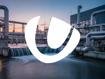 Moderne Wasserinfrastruktur bei Sonnenuntergang als Symbol für Stabilität im Versorgungssektor - Foto: über boerse-global.de