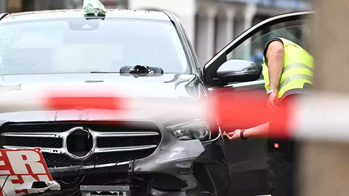 Nach der Autofahrt in der Fußgängerzone von Hofgeismar mit mehreren Verletzten gehen die Ermittlungen weiter.  - Bild: Florian Wiegand/dpa