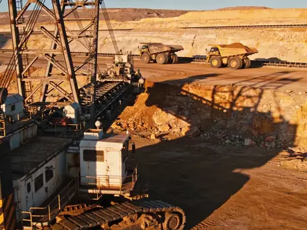 Moderne Uran-Mine in einer felsigen Industrielandschaft während des goldenen Lichts. - Foto: über boerse-global.de