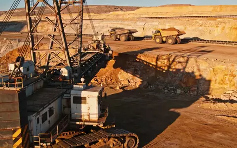 Moderne Uran-Mine in einer felsigen Industrielandschaft während des goldenen Lichts. - Foto: über boerse-global.de