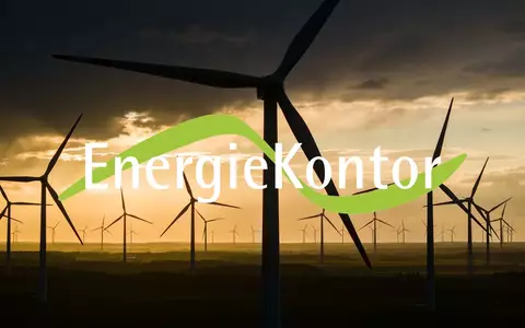Moderne Windkraftanlagen in einer weiten Landschaft bei Dämmerung, die den langfristigen Ausbau erneuerbarer Energien symbolisieren. - Foto: über boerse-global.de