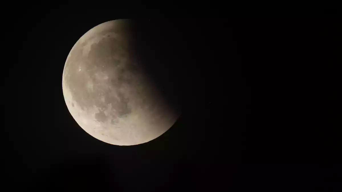 Der Mond wird sich verfinstern. (Archivbild) - Bild: Thomas Warnack/dpa
