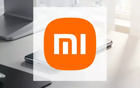 Modernes Smartphone auf einem minimalistischen Schreibtisch bei Morgenlicht, symbolisiert Erholung im Tech-Markt. - Foto: über boerse-global.de