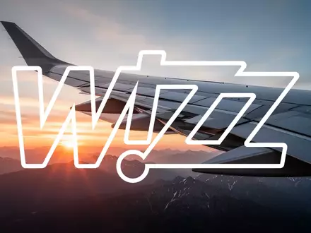 Sleekes Flugzeugflügel-Design vor einer Berglandschaft im Sonnenaufgang als Symbol für Luftfahrt-Expansion. - Foto: über boerse-global.de