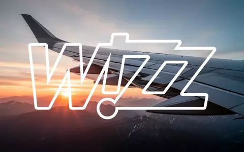 Sleekes Flugzeugflügel-Design vor einer Berglandschaft im Sonnenaufgang als Symbol für Luftfahrt-Expansion. - Foto: über boerse-global.de