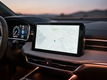 Modernes Auto-Armaturenbrett mit einem Infotainment-Display bei Dämmerung. - Foto: über boerse-global.de