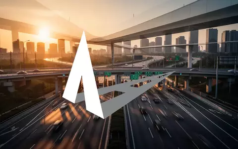 Moderne Autobahnkreuzung bei Sonnenuntergang als Symbol für Infrastrukturfinanzierung. - Foto: über boerse-global.de