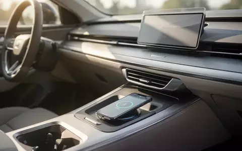 Ein Smartphone liegt in der Mittelkonsole eines modernen Autos, während die Verbindung zur Fahrzeugelektronik geprüft wird. - Foto: über boerse-global.de