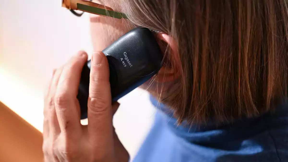 Die Strippe ist weg, Festnetz-Telefone lassen sich längst auch bequem kabellos durch die Wohnung tragen - und trotzdem sinkt das Interesse. (Symbolfoto)  - Bild: Bernd Weißbrod/dpa