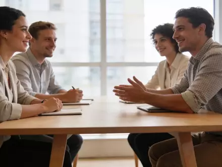 Geschäftsleute in einem modernen, hellen Büro bei einem professionellen Treffen an einem Konferenztisch. - Foto: über boerse-global.de