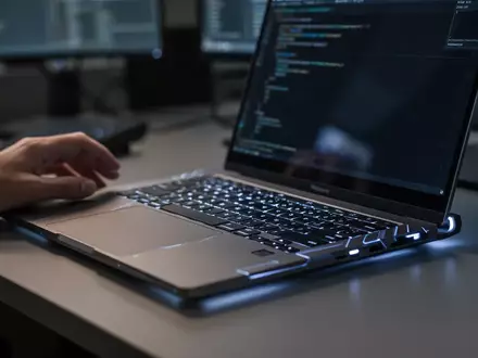 Ein moderner Computer-Arbeitsplatz mit einem hochwertigen Laptop in einer professionellen Büroumgebung. - Foto: über boerse-global.de
