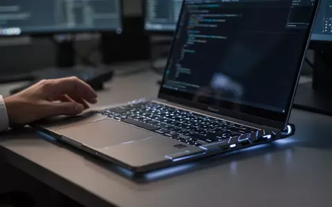 Ein moderner Computer-Arbeitsplatz mit einem hochwertigen Laptop in einer professionellen Büroumgebung. - Foto: über boerse-global.de