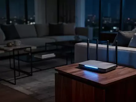 Ein moderner Wi-Fi-Router in einem Wohnzimmer bei Nacht, der als Symbol für digitale Heimüberwachung dient. - Foto: über boerse-global.de