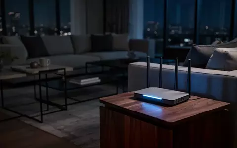 Ein moderner Wi-Fi-Router in einem Wohnzimmer bei Nacht, der als Symbol für digitale Heimüberwachung dient. - Foto: über boerse-global.de