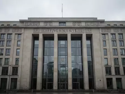 Fassade eines modernen Regierungsgebäudes in Berlin bei bewölktem Himmel. - Foto: über boerse-global.de