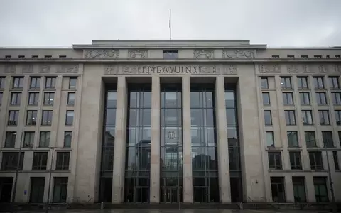 Fassade eines modernen Regierungsgebäudes in Berlin bei bewölktem Himmel. - Foto: über boerse-global.de